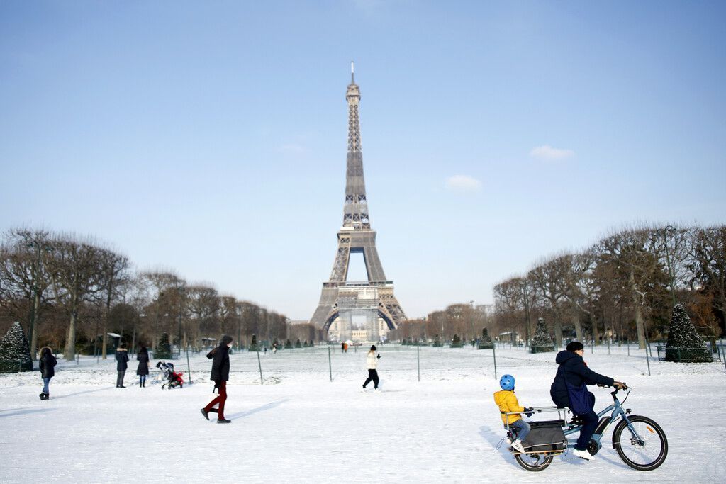 Eiffelturm muss mit Brennern von Eis befreit werden