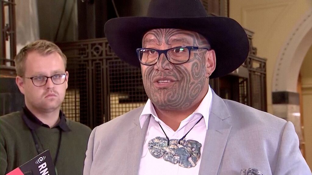Maori protestiert gegen Schlipspflicht