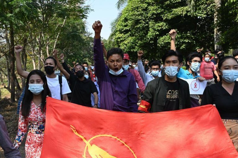 Studierende protestieren in Yangon, der größten Stadt Myanmars, gegen den Putsch des Militärs. AFP