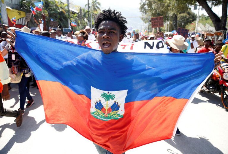 Tausende Menschen sind auf Haiti gegen Präsident Jovenel Moïse auf die Straße gegangen. Sie werfen ihm diktatorische Absichten vor. reuters
