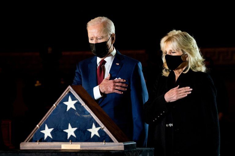US-Präsident Joe Biden und First Lady Jill erweisen einem Polizisten, der infolge der Verteidigung des Kapitols gestorben ist, die letzte Ehre. reuters