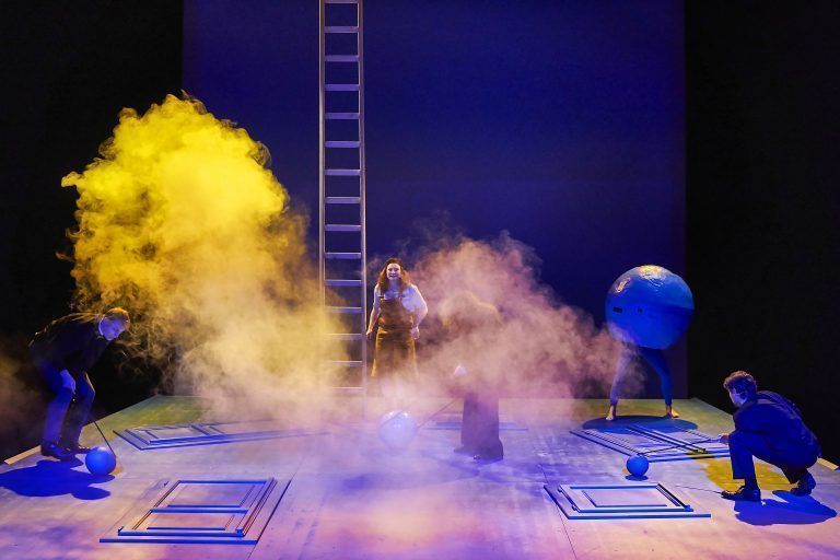 Szene aus der erfolgreichen, mit vielen tollen Ideen umgesetzten Produktion „Vevi“ des Vorarlberger Landestheaters. LT/Köhler