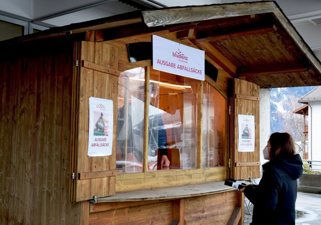 Stadt Bludenz gibt Abfallsäcke heuer mit Abstand und Maske aus