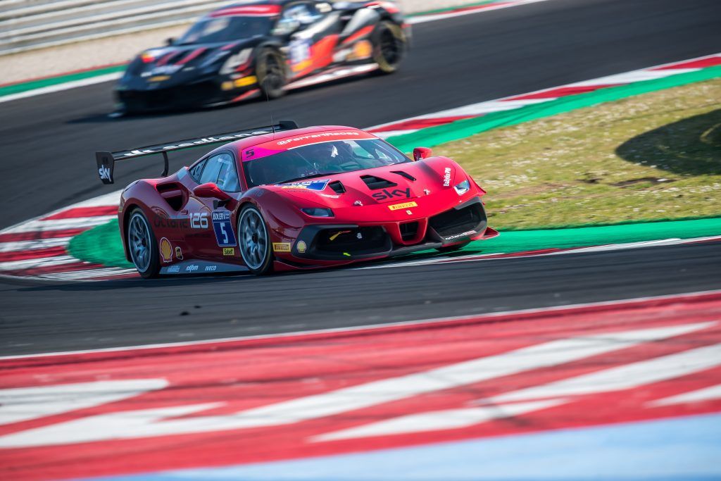 Diese Frau fährt im Ferrari den Männern davon