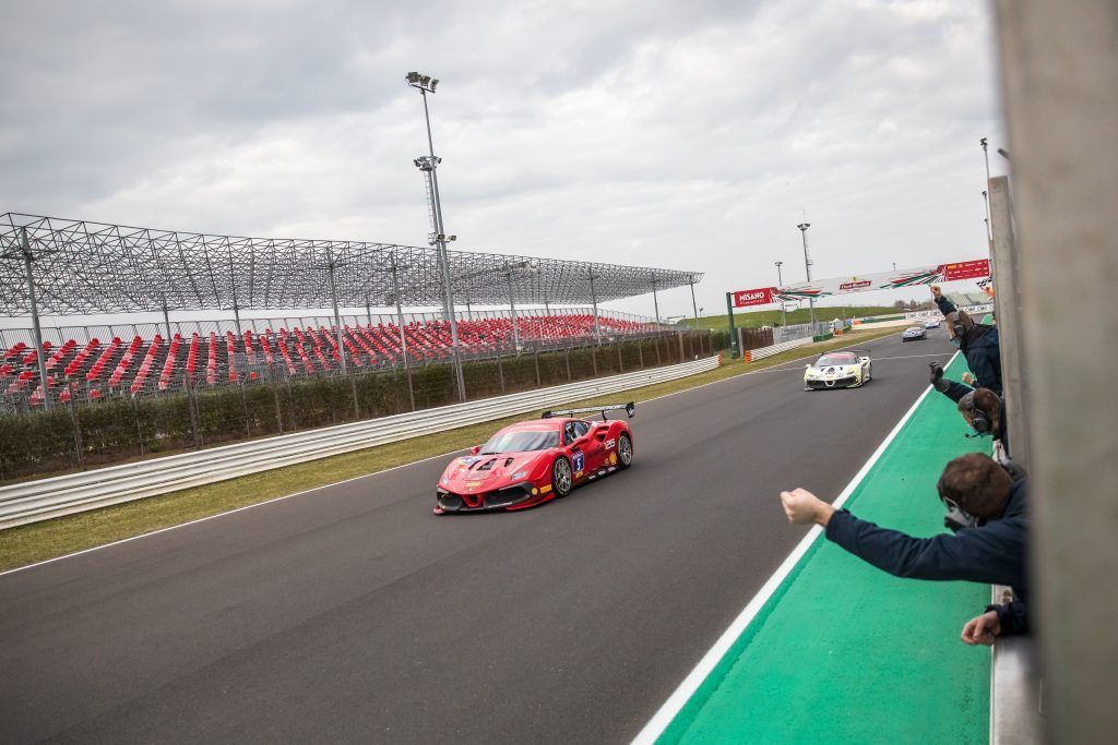 Diese Frau fährt im Ferrari den Männern davon