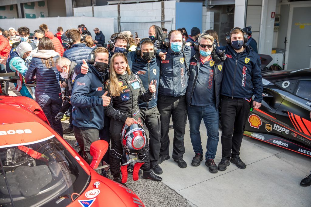 Diese Frau fährt im Ferrari den Männern davon