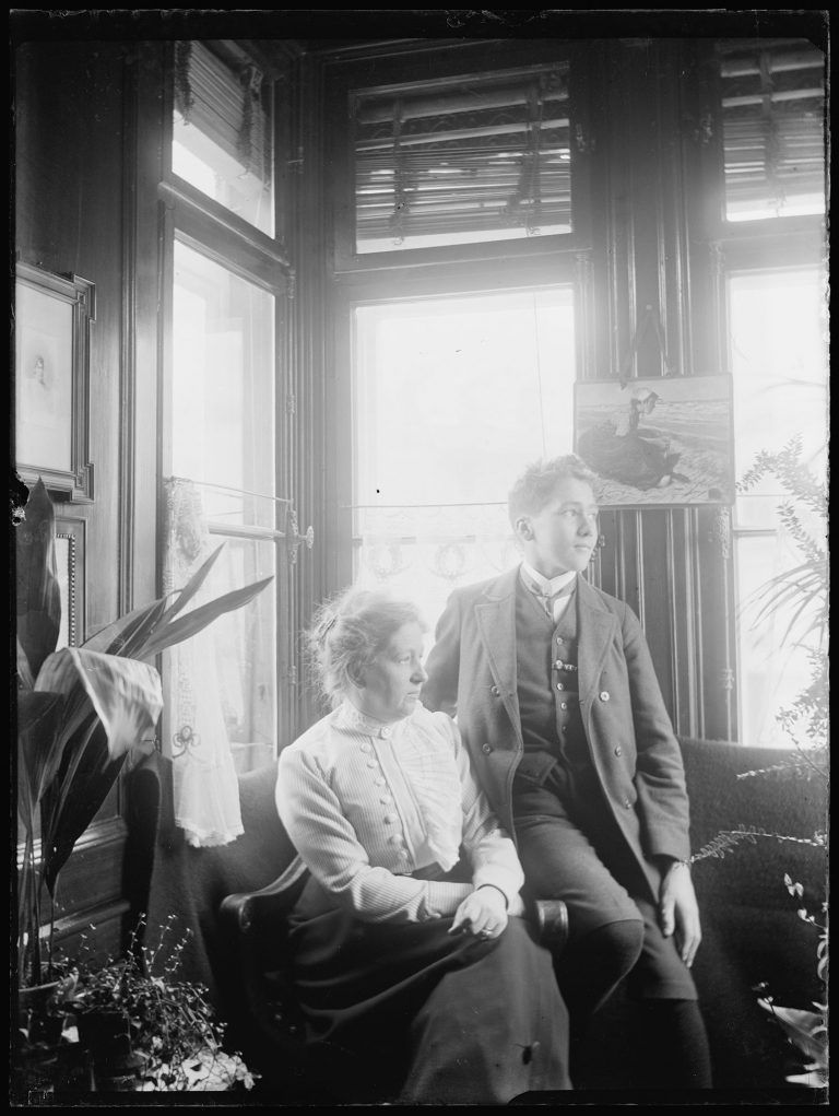Marie mit ihrem ältesten Sohn Hubert, der am 12. 10. 1915 einrückte und seit einem Patrouillengang im Mai 1916 am Pasubio als vermisst galt.