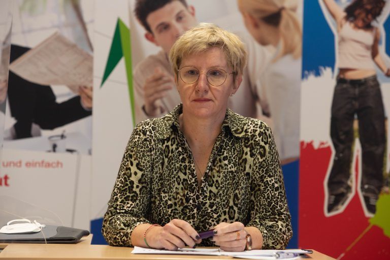 Katharina Neuhofer informiert über Start der Coronakurzarbeit Phase 4. VN/KH
