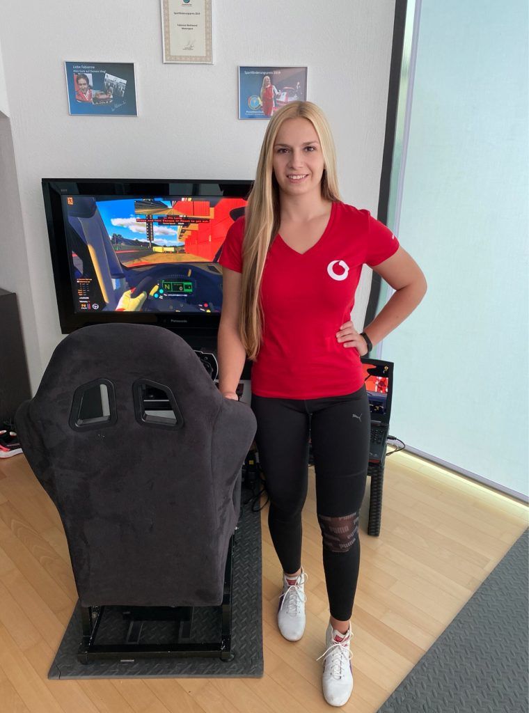 Diese Frau fährt im Ferrari den Männern davon