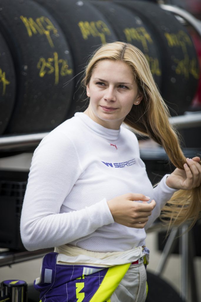Diese Frau fährt im Ferrari den Männern davon