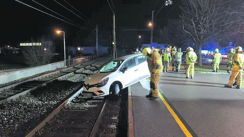 Betrunkene landet mit Pkw auf Bahngleis