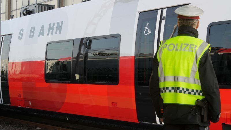 Kontrolleur und Fahrgäste angegriffen