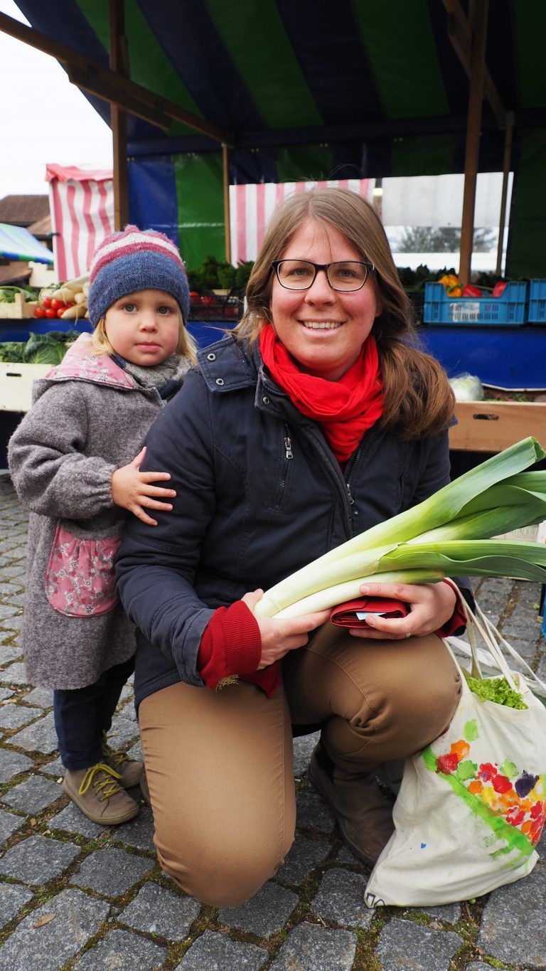 Mama Mirjam hat gemeinsam mit Töchterchen Lioba den Markt besucht.