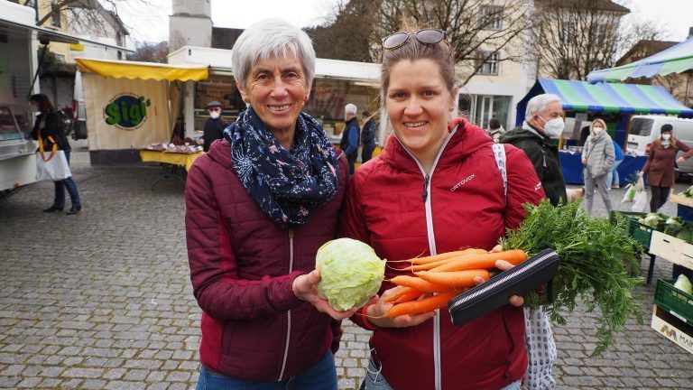 Judith und Alexandra holen sich frisches Gemüse für das Mittagessen. <span class="copyright">Egle</span>