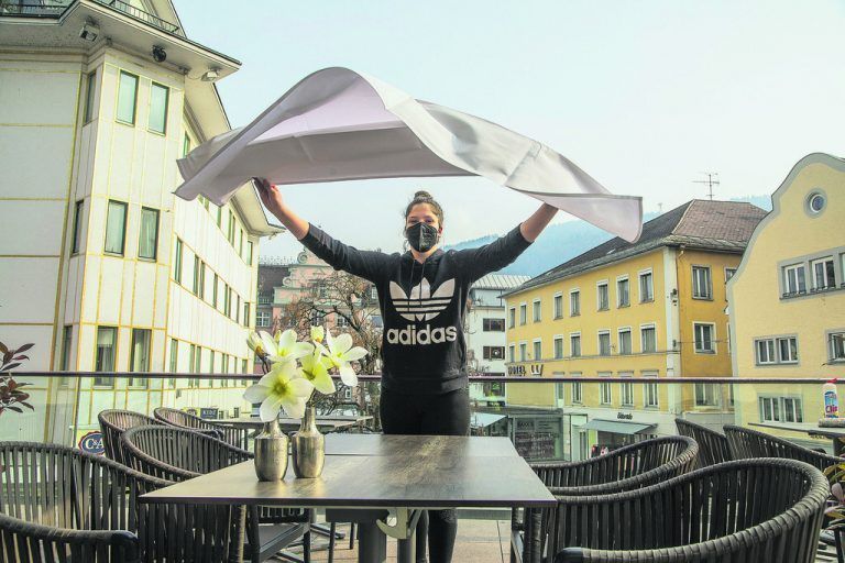 Am 15. März darf die Gastronomie drinnen und draußen wieder aufsperren. Gäste müssen sich registrieren und im Vorfeld bei einer Teststraße testen lassen.VN/Paulitsch