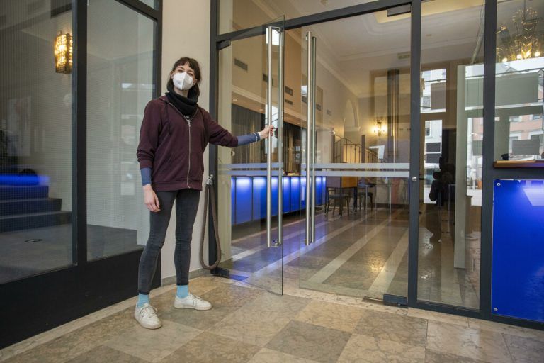 Am Dienstagabend wurde es fixiert: Ab 15. März sollen sich die Theatertüren (im Bild ist das Foyer des Landestheaters) ausschließlich in Vorarlberg wieder öffnen. VN/paulitsch
