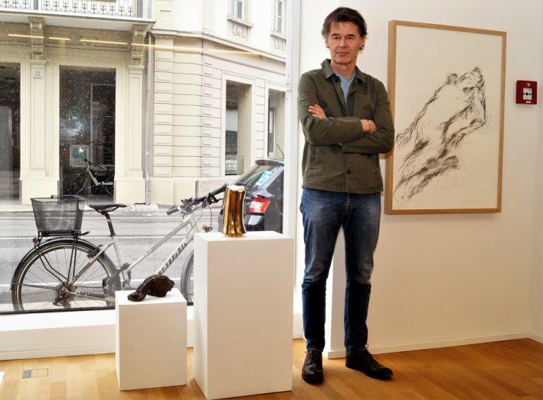 Bildhauer und Zeichner Albrecht Zauner vor seinen Kunstwerken im Bregenzer Arthouse.