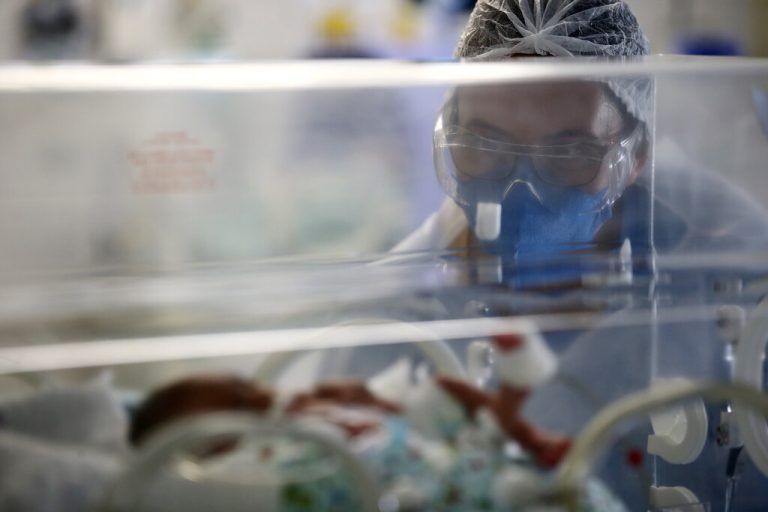 Coronaregeln schränken Körperkontakt zu den Frühchen ein. Reuters