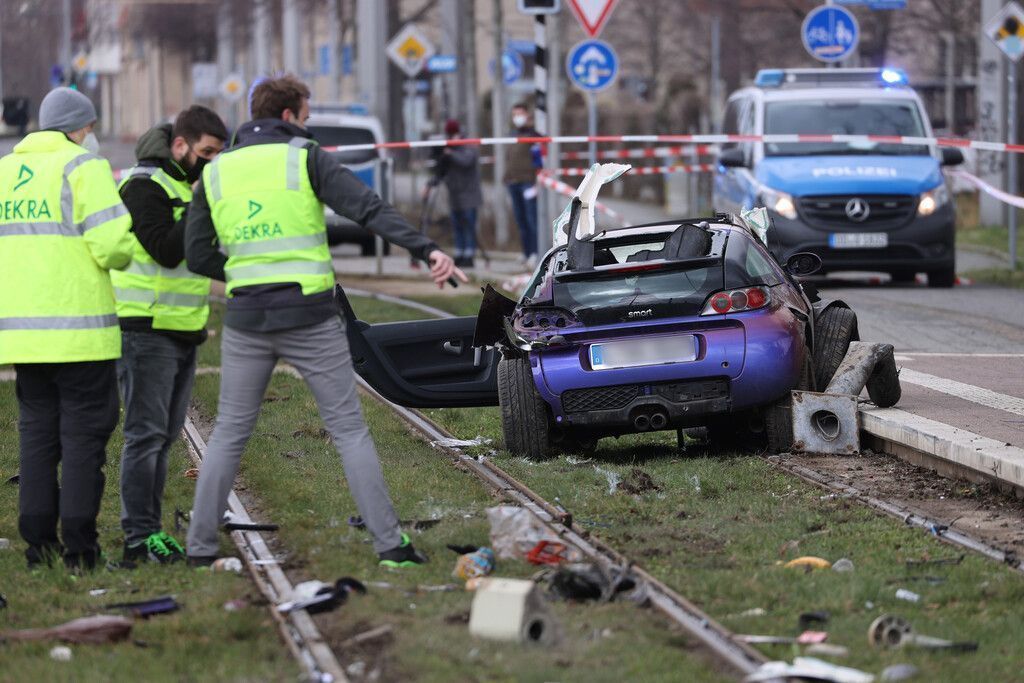 Auto fährt in Leipzig in Menschenmenge
