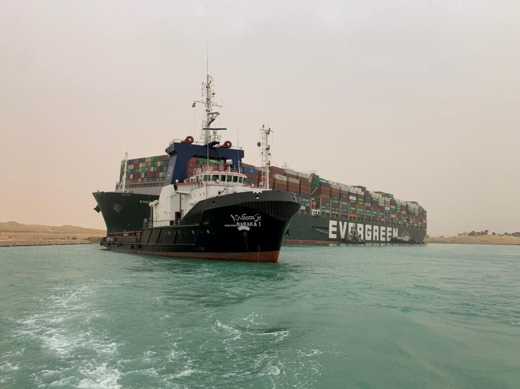 Containerschiff ­blockiert Suezkanal