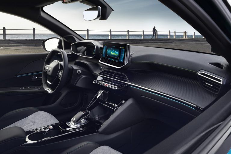 Das i-Cockpit ist auch im Batterie-Elektriker die Infozentrale, garniert mit Infotainment-Touchscreen.