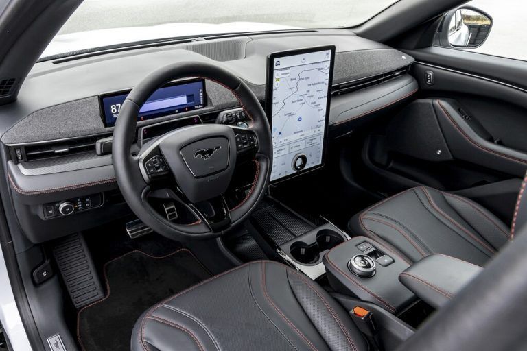 Das Kombiinstrument ist klein, das Infotainment-Display umso größer.