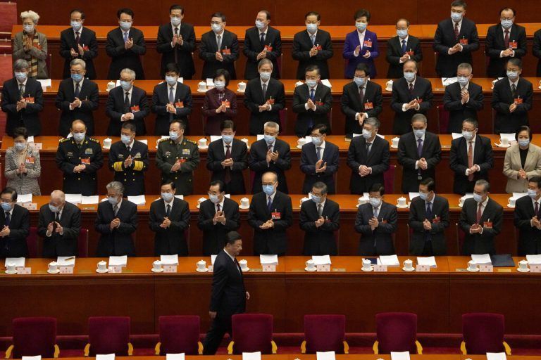 Delegierte applaudieren Chinas Präsident Xi Jinping zum Auftakt der Jahrestagung des Volkskongresses in Peking zu. AP