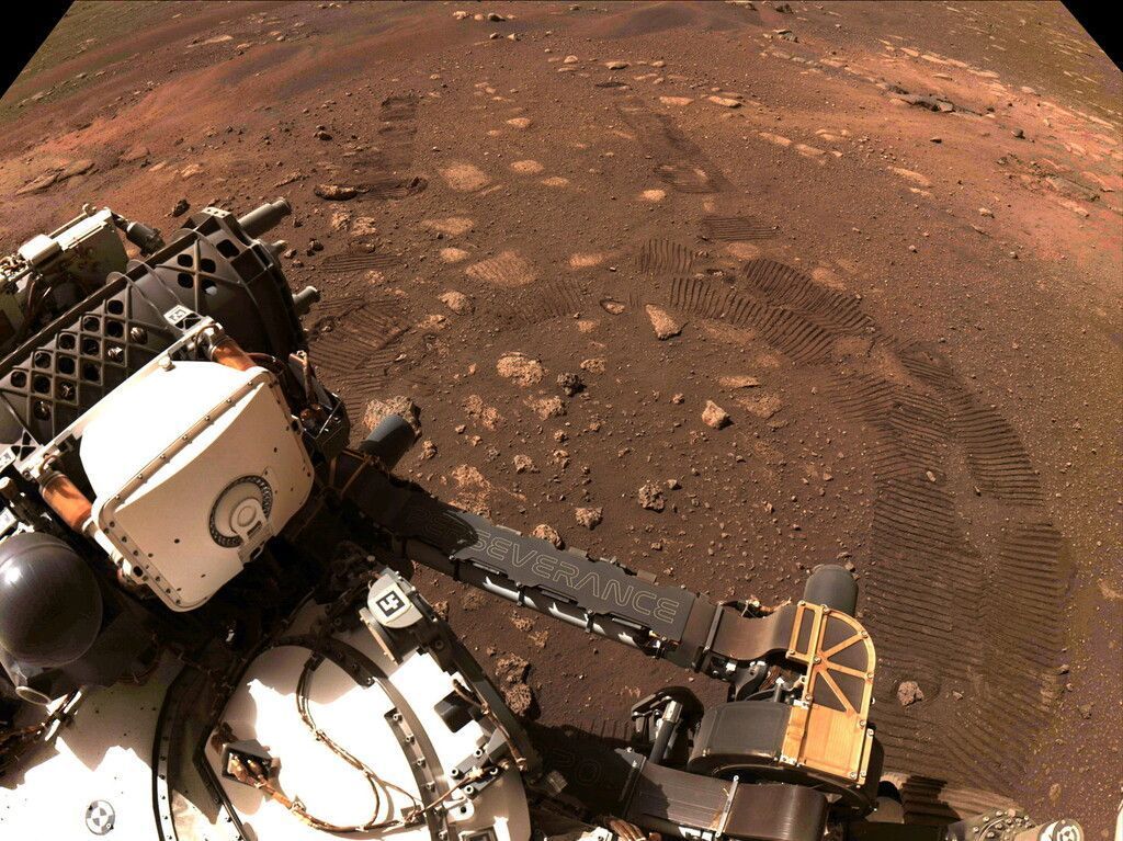 Mars-Rover fährt erstmals über Roten Planeten
