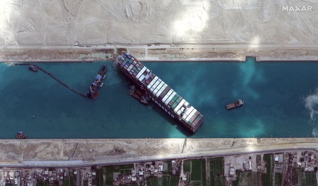Kanalbehörde bereitet Entladung des feststeckenden Schiffes vor