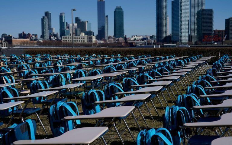 Die Installation „Pandemic Classroom“ zeigt 168 leere Schreibtische - einen Schreibtisch für je eine Million Kinder, deren Schulen seit einem Jahr fast vollständig geschlossen sind. AFP