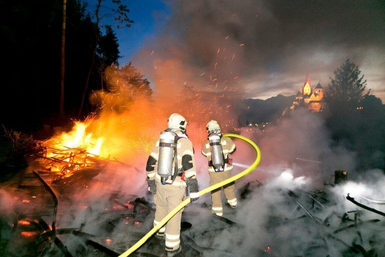 Die Rankweiler Feuerwehrleute im Einsatz beim Waldbrand am Pfarrschrofen im April des Vorjahres.<span class="copyright">FEuerwehr</span>