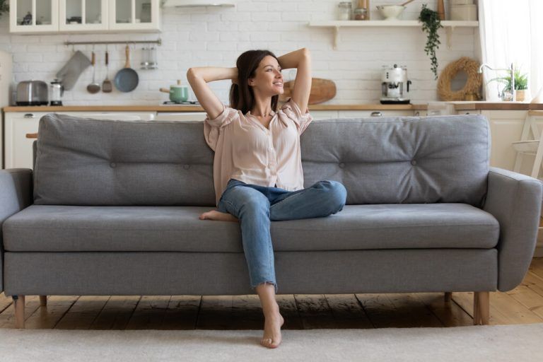 Die Rückenlehne eines Sofas sollte mindestens bis zur Schulter reichen. Shutterstock