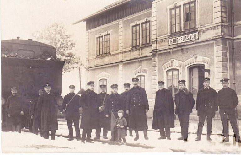 Eine Aufnahme aus dem Jahr 1935 zeigt das Bahnhofsgebäude Hard mit den einst zahlreichen Bahnbediensteten. <span class="copyright">Archiv MG Hard</span>