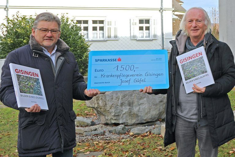 Einen Teil des Erlöses überreichte Güfel als Spende an den Krankenpflegeverein Gisingen.