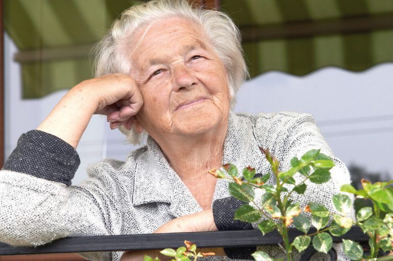 Einsamkeit wird immer mehr zur gesellschaftlichen Herausforderung unserer Zeit. Das Projekt LE.NA soll dem entgegenwirken. <span class="copyright">Caritas/Fotolia</span>
