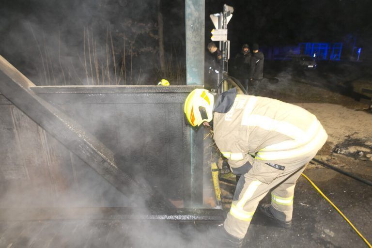 Nach Brandstiftung an Holzbrücke in Sulz sind mehrere Verdächtige im Visier. »A10