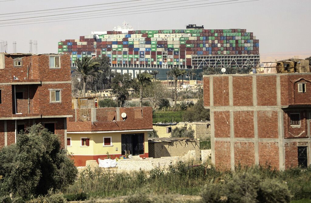 Containerschiff im Suezkanal frei