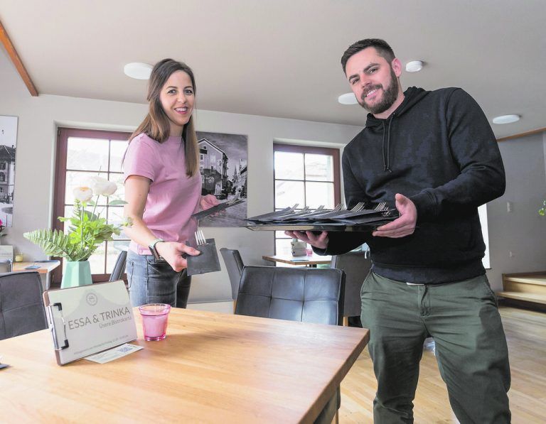 Im Café Remise in Bludenz ist alles vorbereitet. Katharina und Michael freuen sich auf die Gäste. VN/Stiplovsek