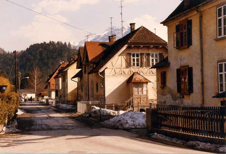 Im Jahr 1989 wurden bis auf die zwei Häuser im Vordergrund alle abgerissen und an deren Stelle Wohnblocks errichtet.<span class="copyright">Archiv Fritz</span>