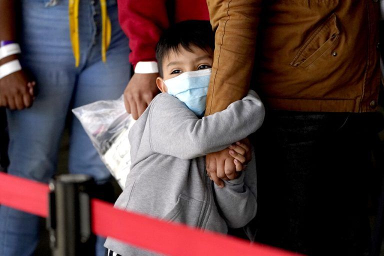 In Brownsville, Texas, warten ein kleiner Bub und andere Menschen vor dem Büro einer NGO, die Asylsuchende in den USA unterstützt. AP