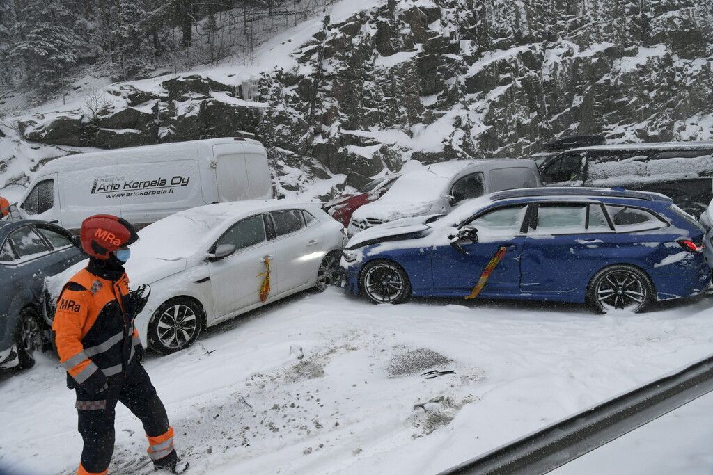 Schneechaos führt zu Massenkarambolage