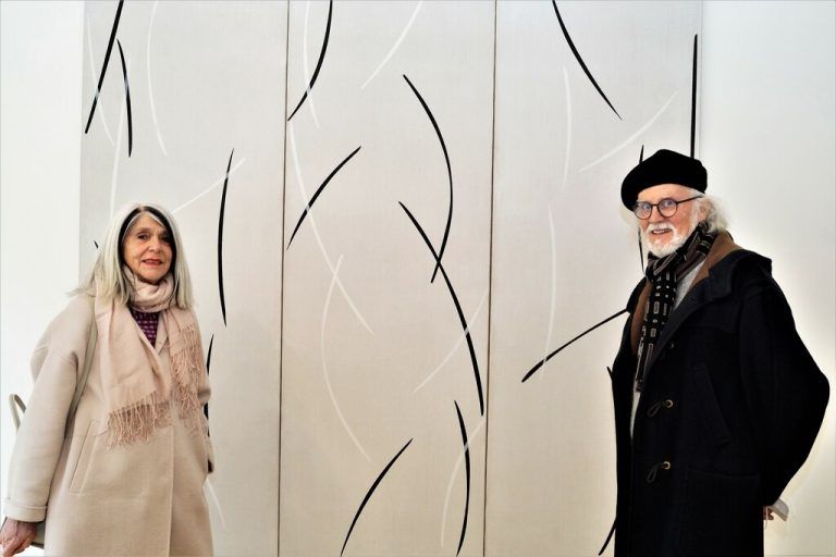 Kunstliebhaberin Heide Repolusk und Künstler Hugo Ender vor einem Werk von Franz Gassner.