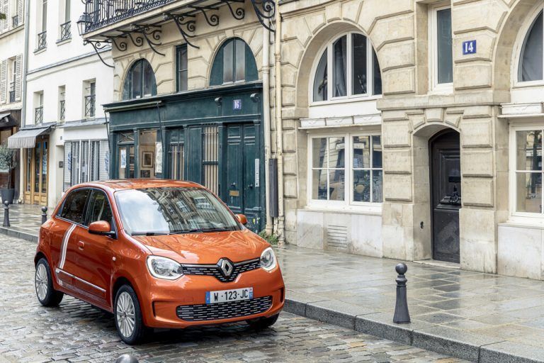 Mit den Erfahrungen aus dem Zoe hat Renault die Vollelektrifizierung des Twingo durchgezogen. Als Stromer mit 81 PS Leistung ist er noch spaßiger.