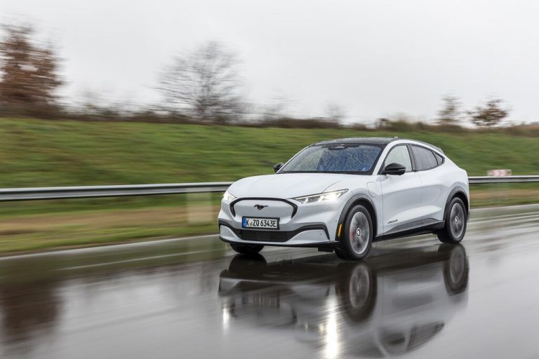 Ohne optisches Muskelspiel muss der Ford Mustang in seiner Elektriker-Karriere als SUV-Coupé Mach-E nicht auskommen, ob mit Heck- oder Allradantrieb.