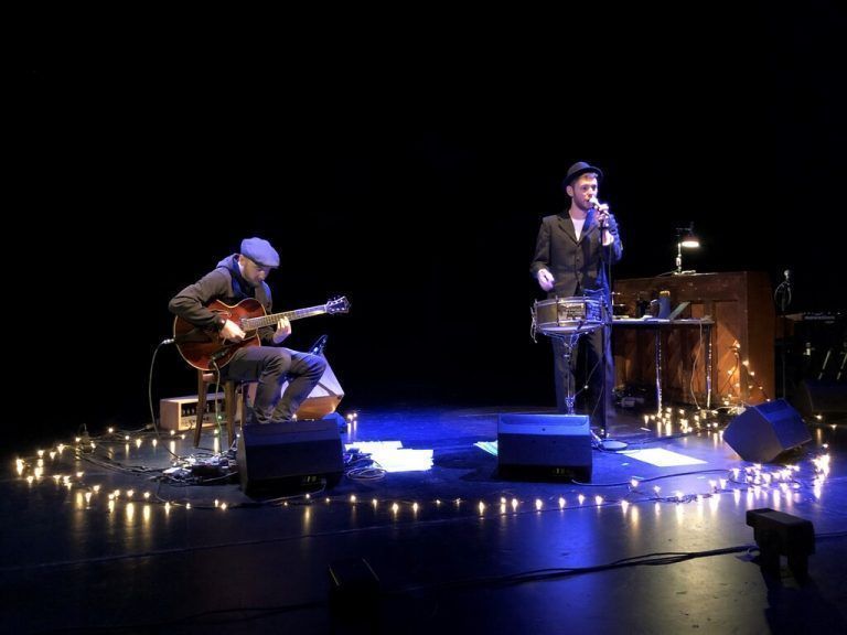 Oliver Rath und Luzian Hirzel mit Songs von Tom Waits auf der Bühne des Vorarlberger Landestheaters. tiefenbacher