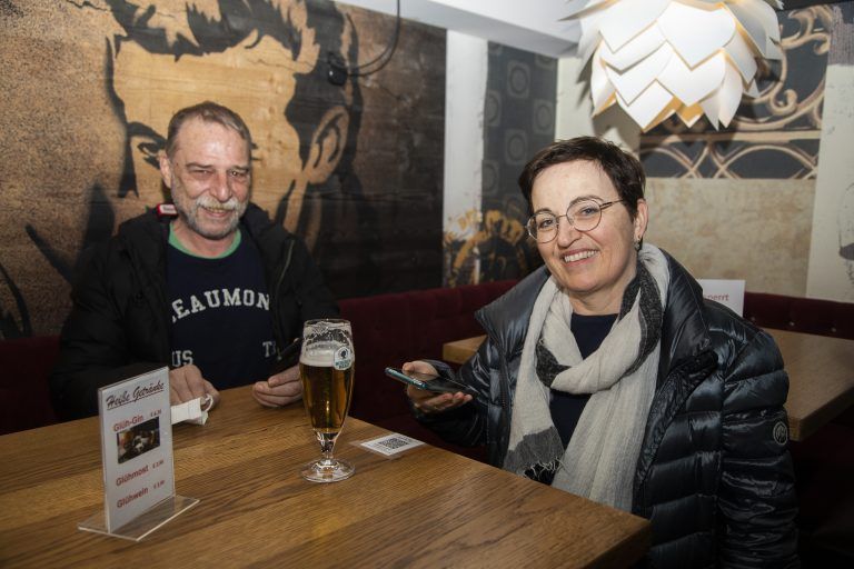 Rainer und Karin König ließen sich in der Früh testen, um dann sofort einzukehren. Sie genossen es wie alle anderen. <span class="copyright">VN/Paulitsch</span>