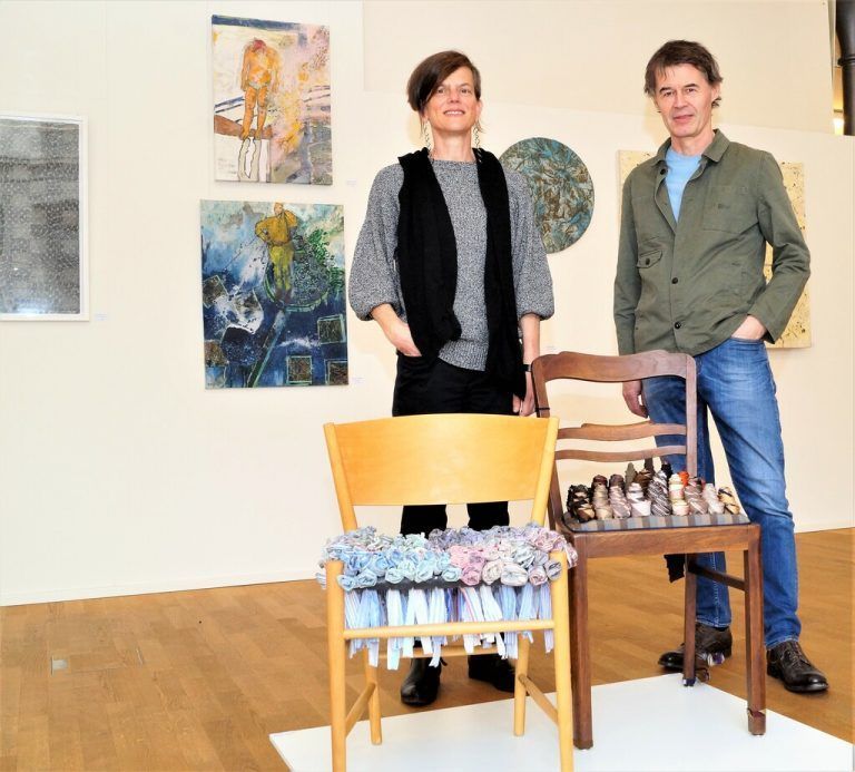 Stuhlkunst von Uta Belina Waeger mit Bildhauer Albrecht Zauner. <span class="copyright">YAS/5</span>