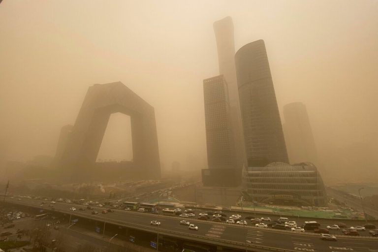 Über den Norden Chinas ist der stärkste Sandsturm seit zehn Jahren gefegt. Die Aufnahme zeigt die Hauptstadt Peking. AFP