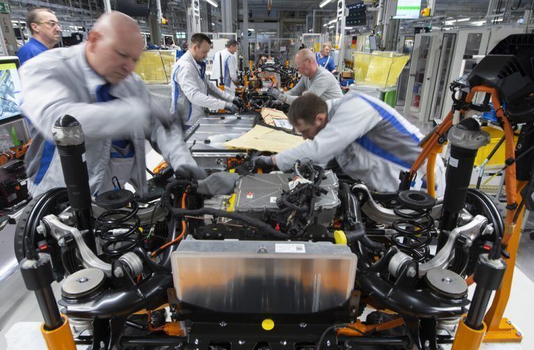 Volkswagen-Mitarbeiter in Zwickau bauen hier das E-Auto ID.3. ap
