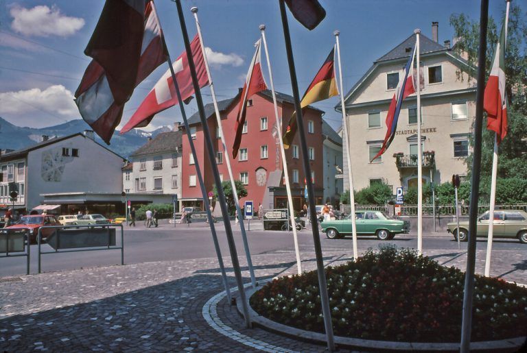 Vor der Ikarus-Statue, die heute den Sparkassenplatz ziert, dominierten bunte Flaggen den früheren Freiheitsplatz.<span class="copyright">Stadtarchiv</span>